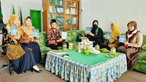 Deskripsi Gambar:Penulis Asal Makassar Apresiasikan Karya Najwa "Sketsa Cinta"