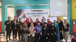 Dr. Tirto Adi, MP., M.Pd., bersama pengurus Komunitas GBL saat usai kegiatan Talkshow Pendidikan